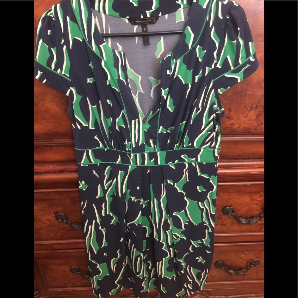 BCBG Knee length waist cinching dress 👗